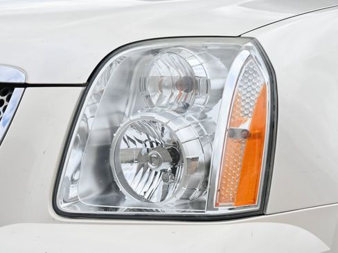 Used 2013 GMC Yukon XL Denali RWD image 24