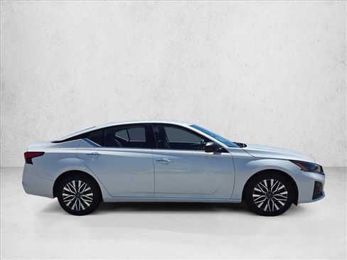 Used 2024 Nissan Altima 2.5 SV FWD image 4