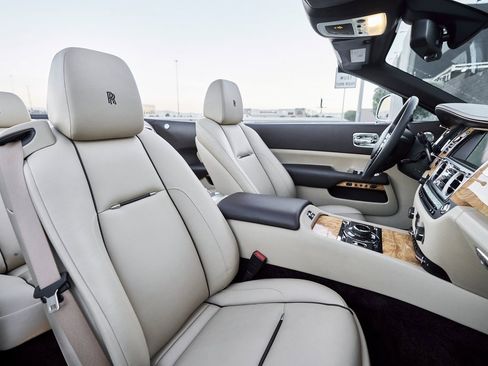 Used 2017 Rolls-Royce Dawn image 39