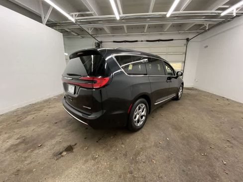 Used 2023 Chrysler Pacifica Limited image 6