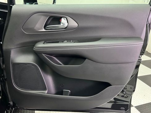 New 2026 Chrysler Pacifica Select AWD/4WD image 23