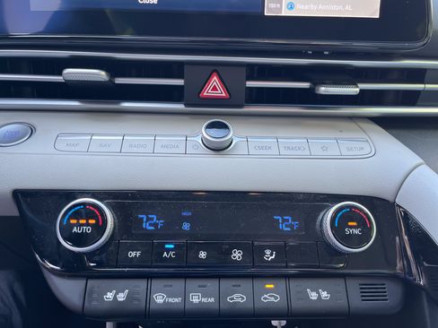 Used 2025 Hyundai Elantra Limited FWD image 19