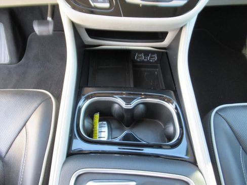 Used 2024 Chrysler Pacifica Limited image 21