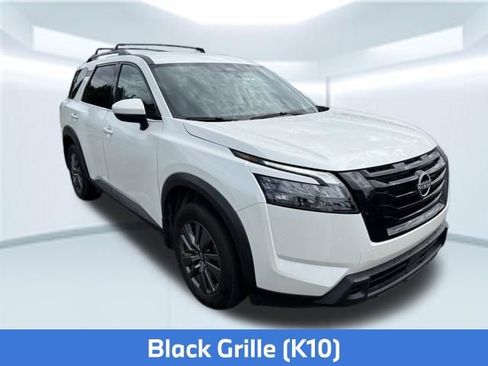 Used 2023 Nissan Pathfinder SV w/ Black Appearance Package AWD/4WD image 4
