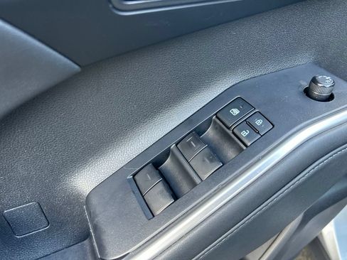 Used 2022 Toyota Highlander XLE AWD/4WD image 11
