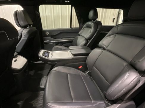 Used 2025 Lincoln Navigator Reserve w/ Jet Appearance Package image 11
