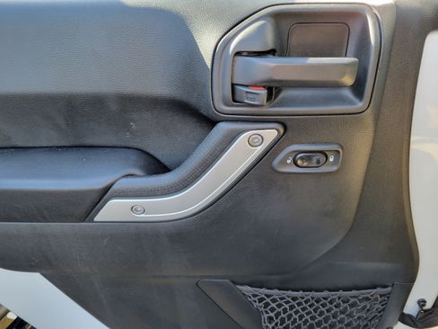 Used 2018 Jeep Wrangler Unlimited Sahara AWD/4WD image 12
