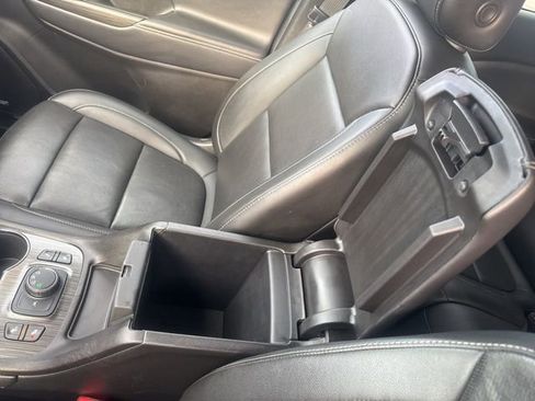 Used 2023 GMC Acadia SLT image 21