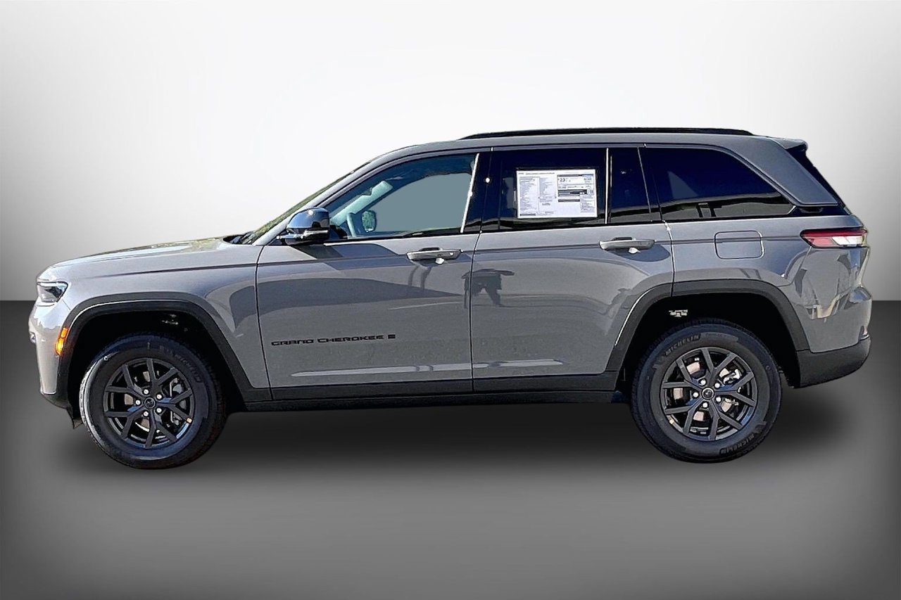 New 2027 Jeep Grand Cherokee Altitude RWD image 5