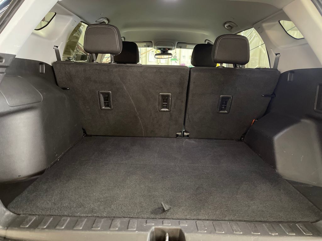Used 2024 GMC Terrain SLE w/ Driver Convenience Package AWD/4WD image 22