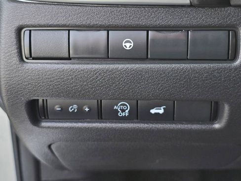 Used 2025 Nissan Rogue SV AWD/4WD image 16