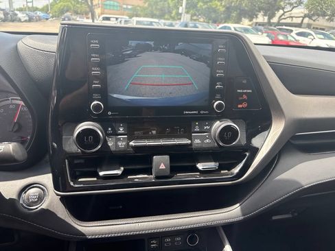 Used 2022 Toyota Highlander LE FWD image 14