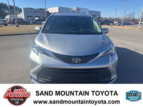 Used 2021 Toyota Sienna XLE image 8