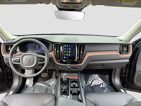 Used 2024 Volvo XC60 B5 Plus image 3