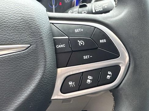 Used 2023 Chrysler Pacifica Touring-L FWD image 24