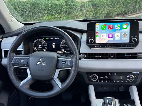 Used 2023 Mitsubishi Outlander SEL image 2