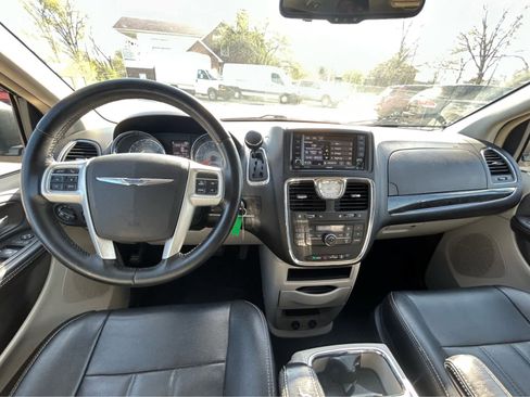 Used 2015 Chrysler Town & Country Touring FWD image 17