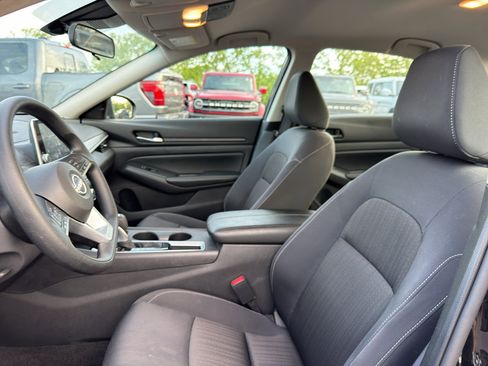 Used 2025 Nissan Altima 2.5 SV FWD image 10