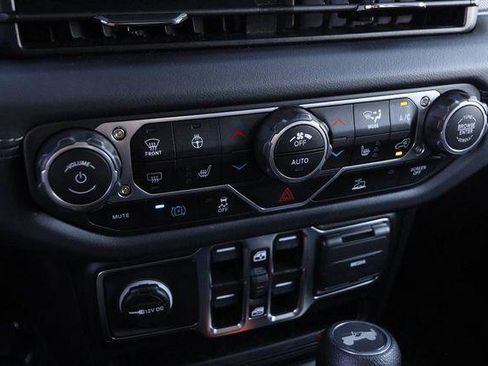 Used 2025 Jeep Wrangler Sahara image 18