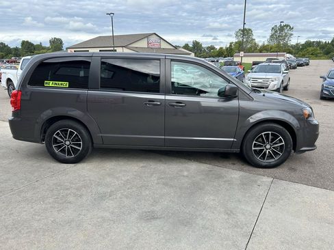 Used 2018 Dodge Grand Caravan SE FWD image 4