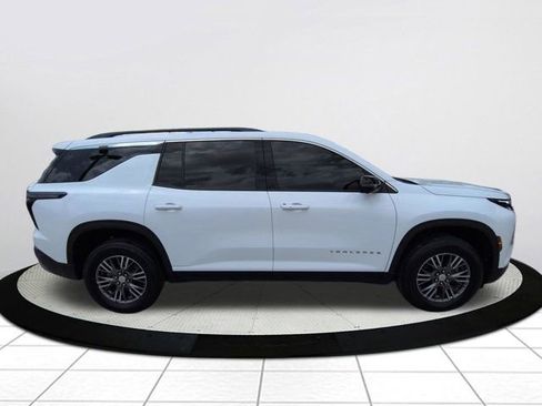 Used 2024 Chevrolet Traverse LT FWD image 3