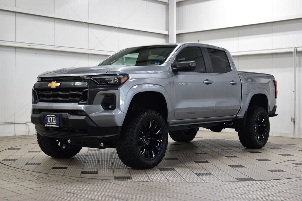 Used 2024 Chevrolet Colorado LT w/ LT Convenience Package III AWD/4WD image 3