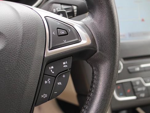 Used 2017 Ford Fusion SE w/ Fusion SE Technology Package FWD image 21