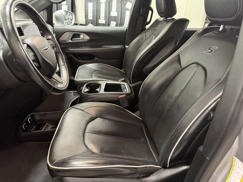 Used 2018 Chrysler Pacifica Limited w/ Advanced Safetytec Group FWD image 12