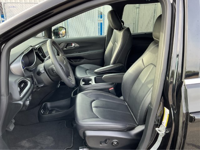 Used 2026 Chrysler Pacifica Select FWD image 9