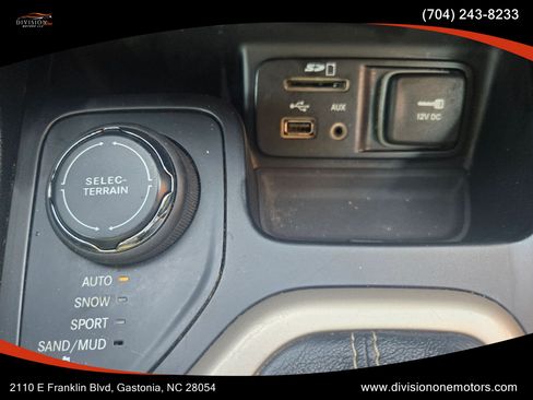 Used 2015 Jeep Cherokee Latitude w/ Cold Weather Group AWD/4WD image 17