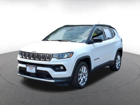 Used 2025 Jeep Compass Limited AWD/4WD image 4