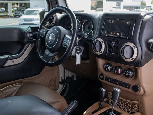 Used 2017 Jeep Wrangler Unlimited Sahara AWD/4WD image 19