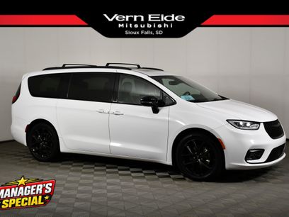 Used 2025 Chrysler Pacifica Limited