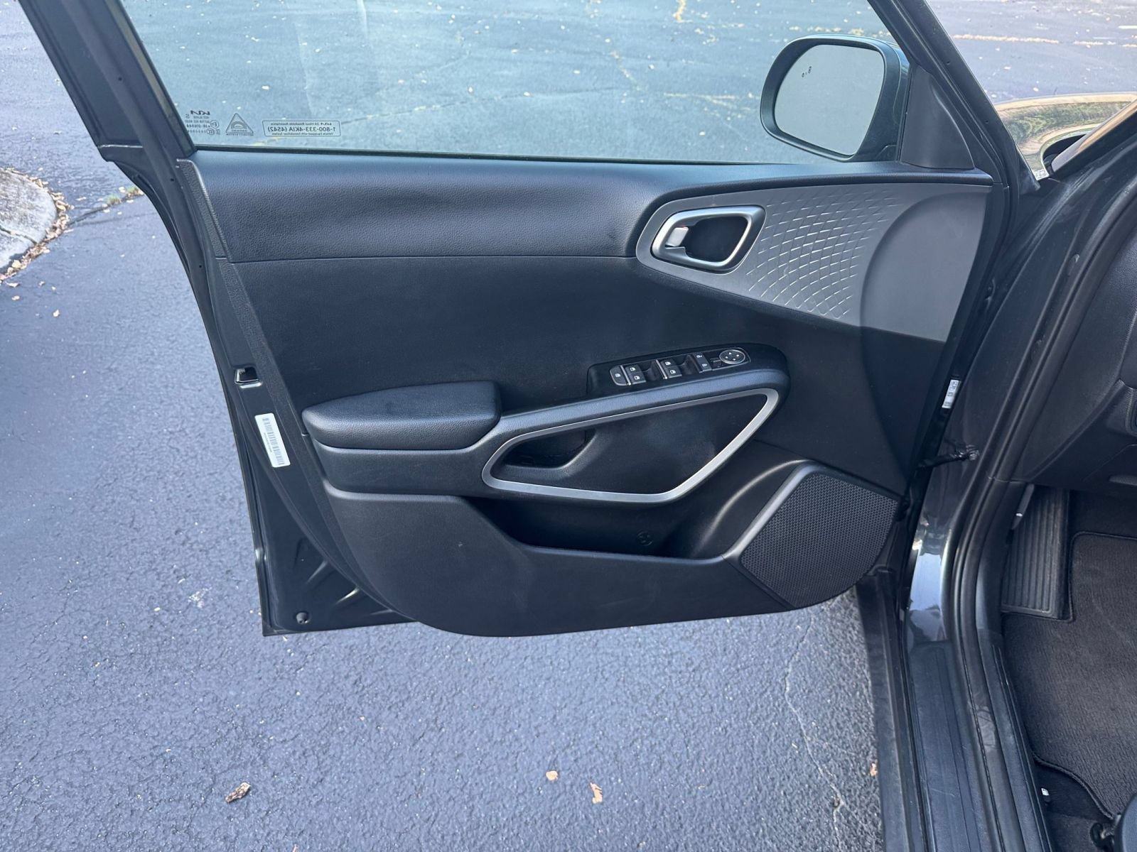 Used 2025 Kia Soul LX w/ LX Technology Package FWD image 19