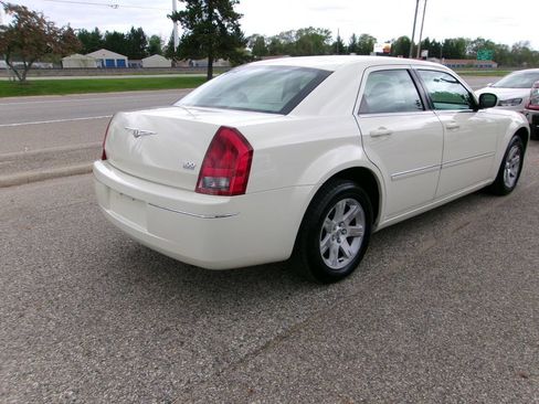 Used 2007 Chrysler 300 Touring RWD image 4