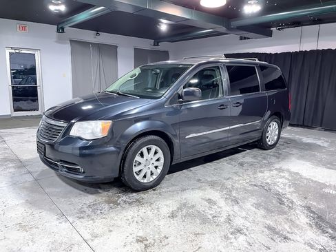 Used 2014 Chrysler Town & Country Touring image 4