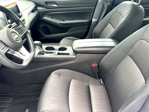 Used 2025 Nissan Altima 2.5 SV FWD image 13