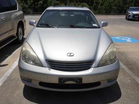 Used 2002 Lexus ES 330 w/ Premium Pkg FWD image 2