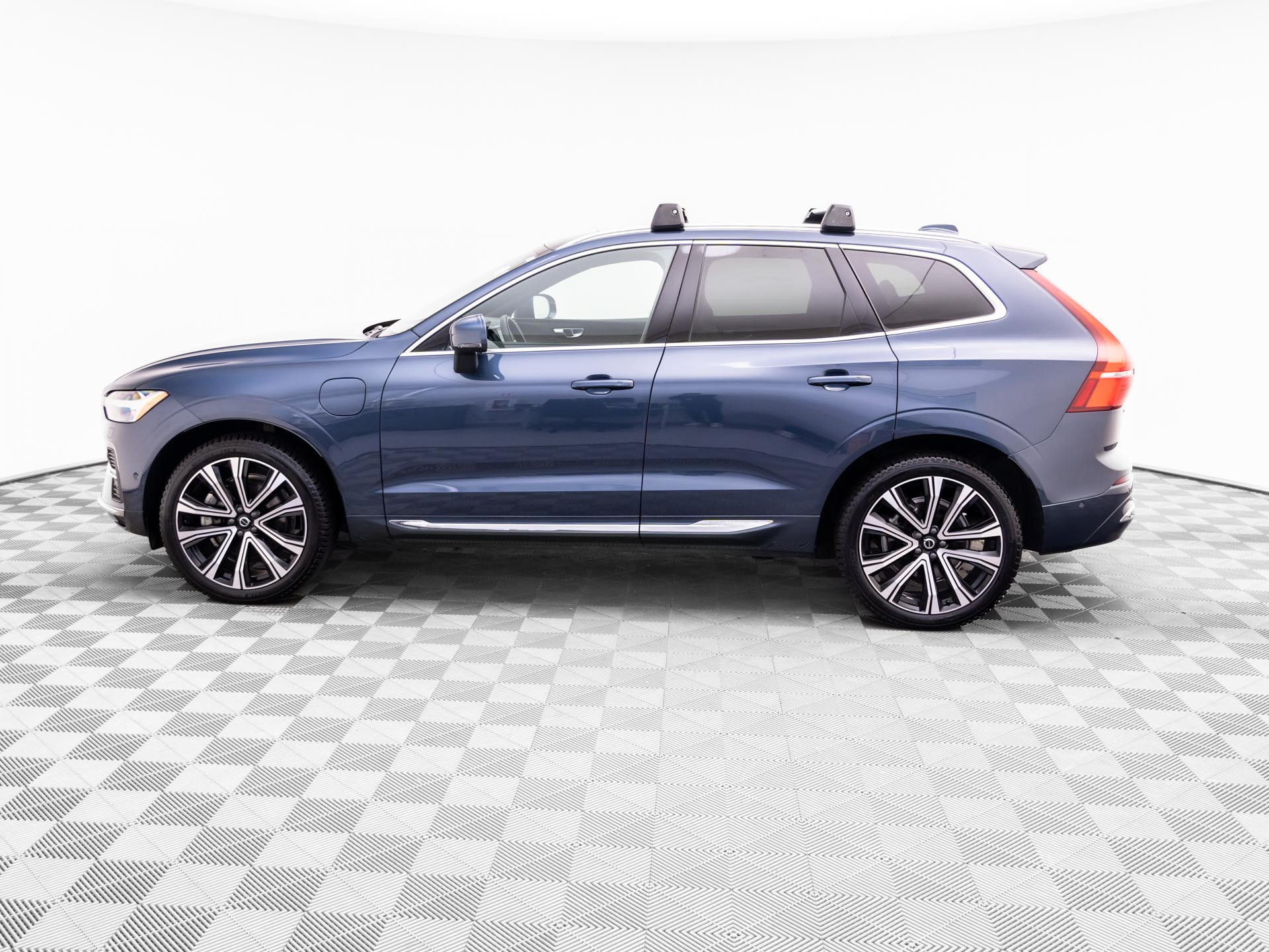 Used 2023 Volvo XC60 T8 Ultimate AWD/4WD image 2