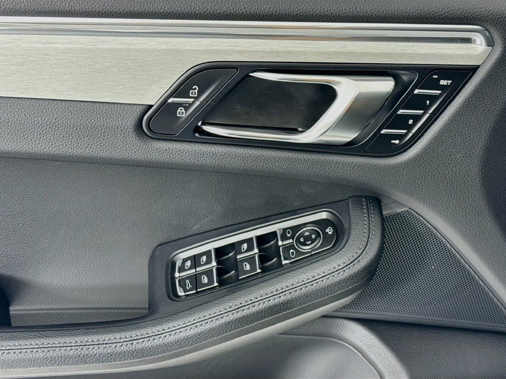 Certified 2025 Porsche Macan AWD/4WD image 11