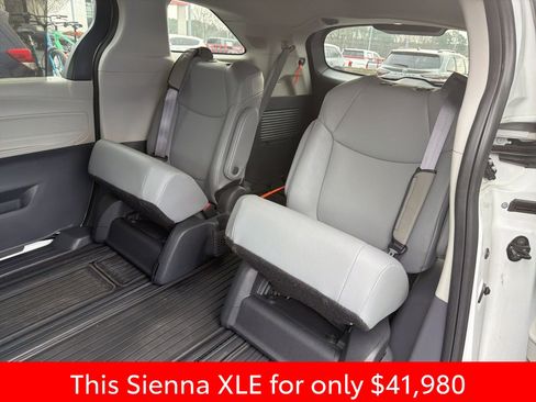 Used 2024 Toyota Sienna XLE w/ XLE Plus Package image 5