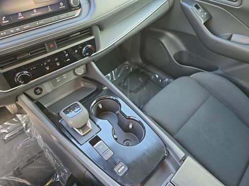 Used 2024 Nissan Rogue S FWD image 26