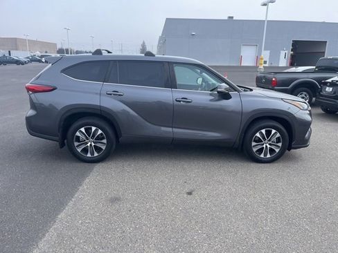 Used 2023 Toyota Highlander XLE image 4