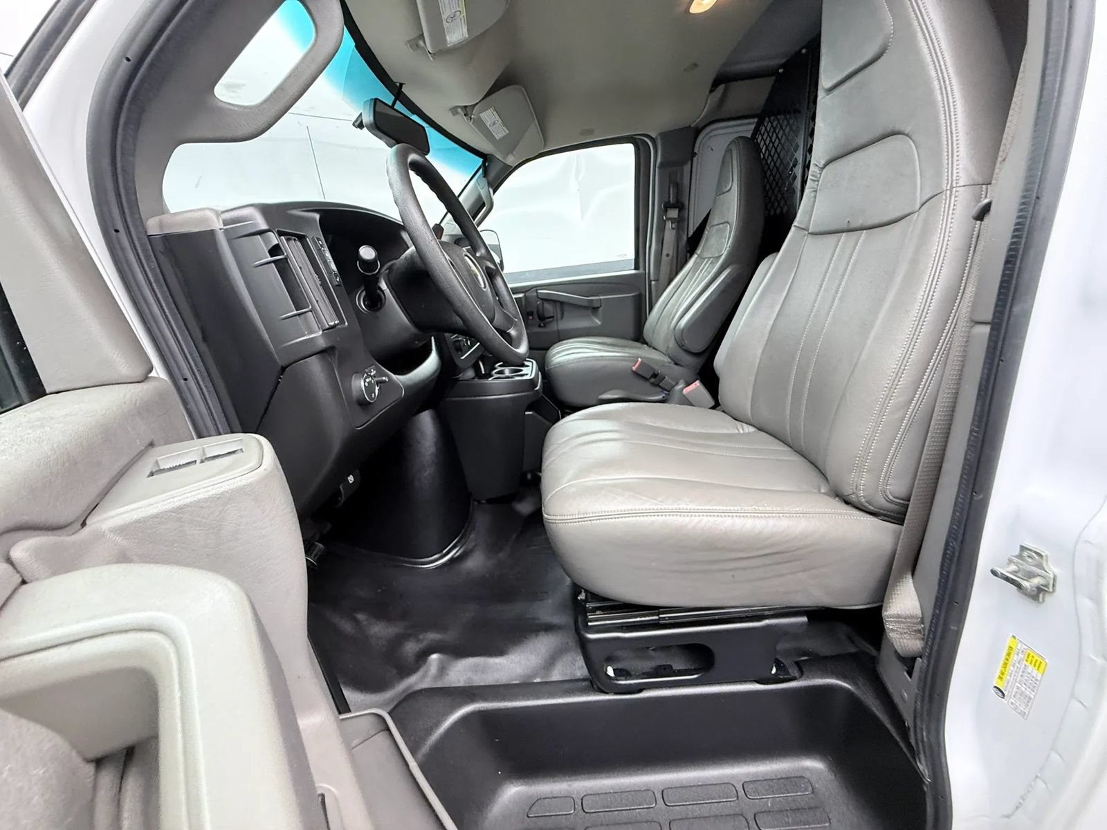 Used 2018 Chevrolet Express 3500 RWD image 25