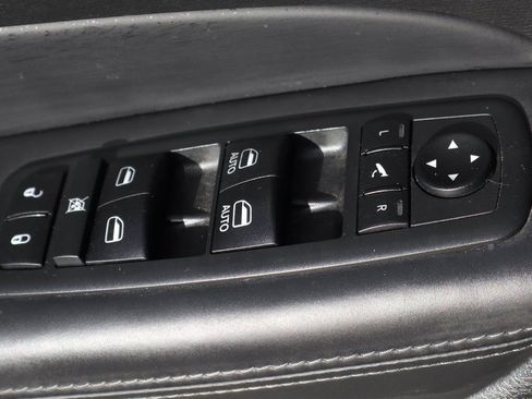 Used 2020 Jeep Grand Cherokee Overland image 16