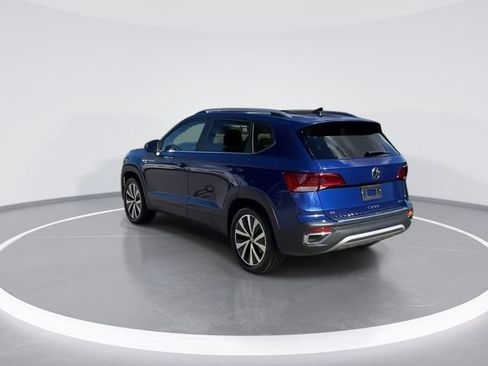 Certified 2023 Volkswagen Taos SE w/ Panoramic Sunroof Package image 6