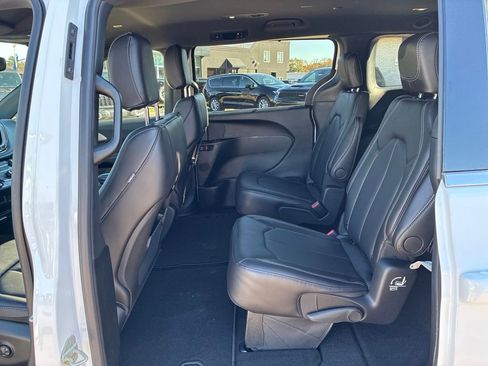 New 2026 Chrysler Pacifica Select FWD image 23
