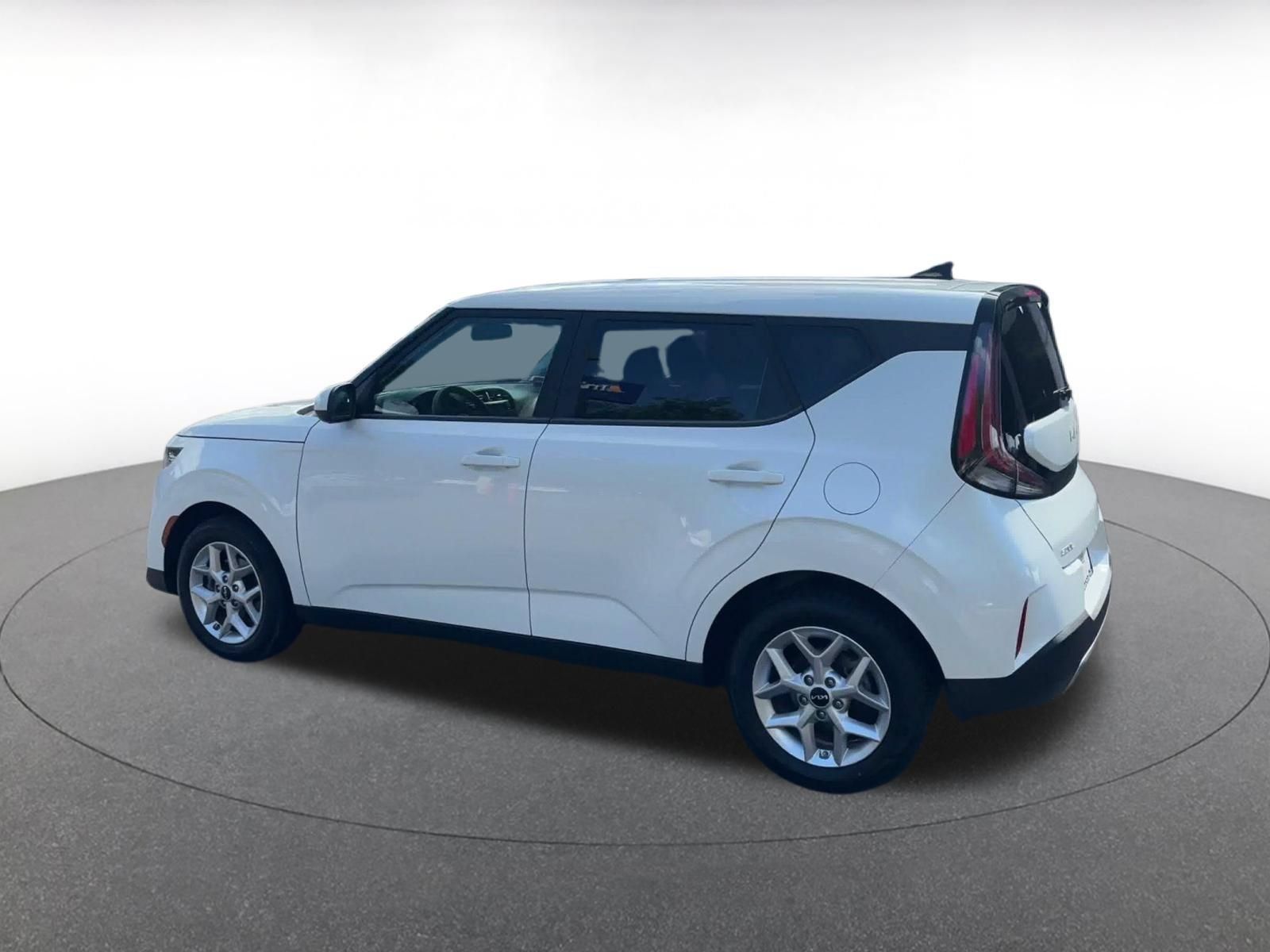 Used 2025 Kia Soul LX w/ LX Technology Package FWD image 8