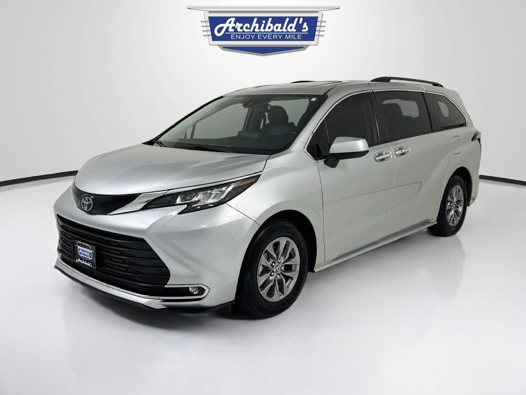 Used 2022 Toyota Sienna XLE FWD image 3