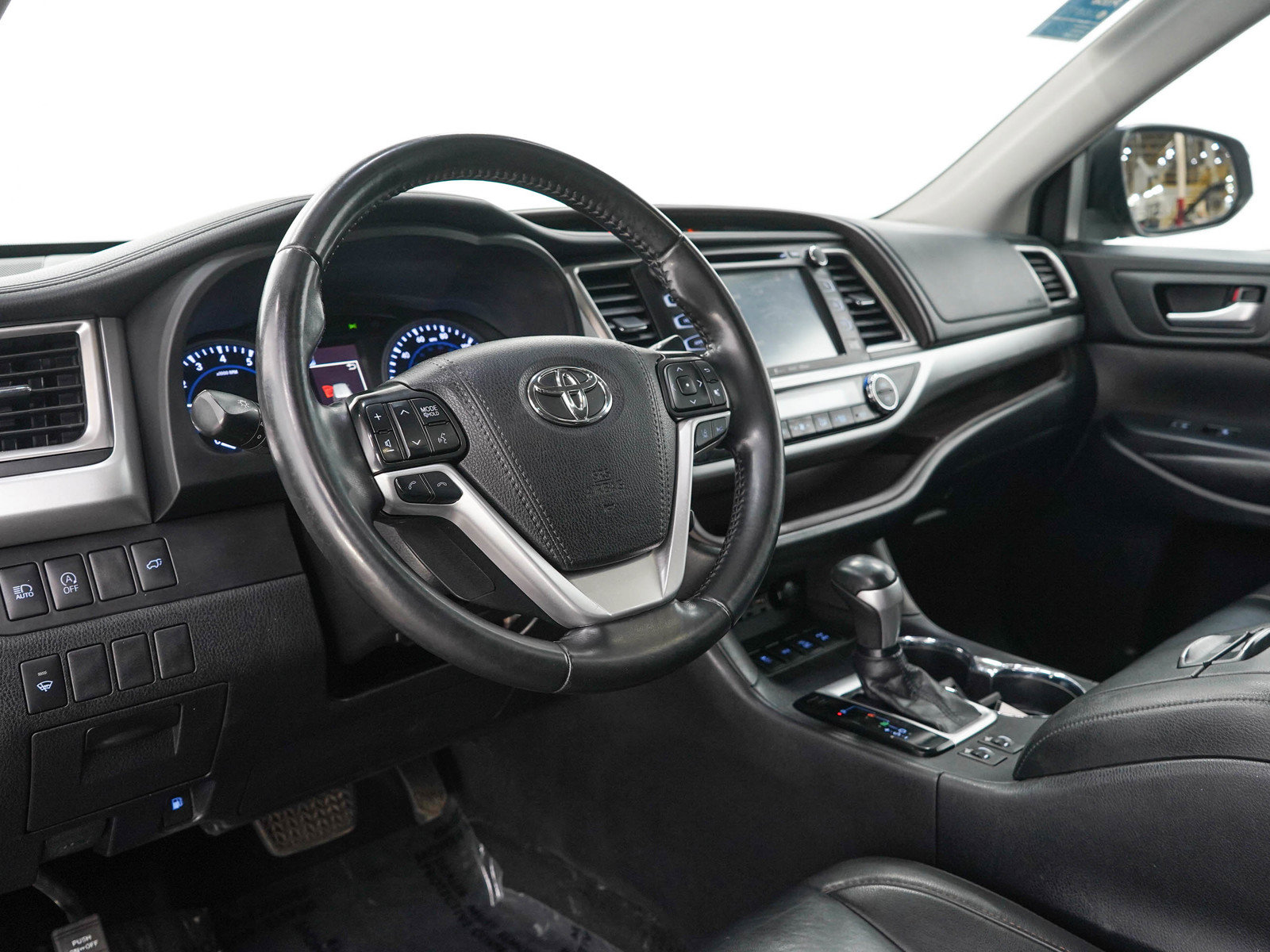Used 2019 Toyota Highlander XLE AWD/4WD image 25